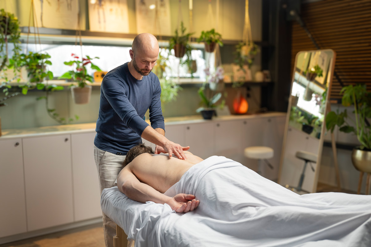 Manuka-massage-immanuel-faustle-utrecht-neoliet-fascia-therpaie-litteken-behandeling-deep tissue-triggerpoint-massagetherapie-60